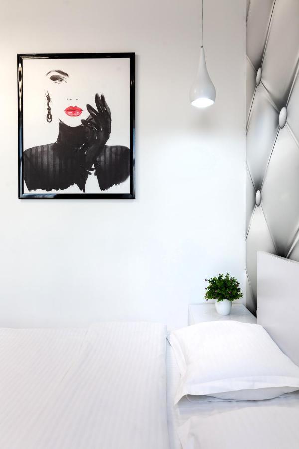 Leogrand Vip Apartments On Pidhirna 3 Lviv Ngoại thất bức ảnh