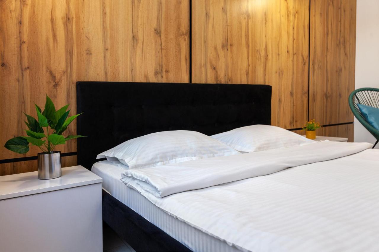 Leogrand Vip Apartments On Pidhirna 3 Lviv Ngoại thất bức ảnh